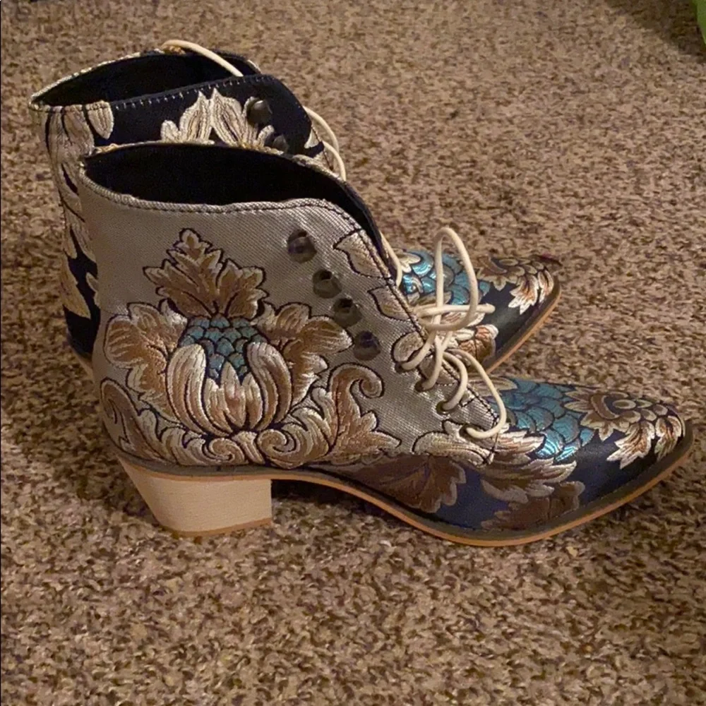 Patterned Boots. - Picture 4 of 4
